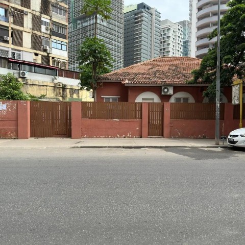 Venda Moradia de tipologia T8 com anexo, no Kinaxixi, centro da Cidade