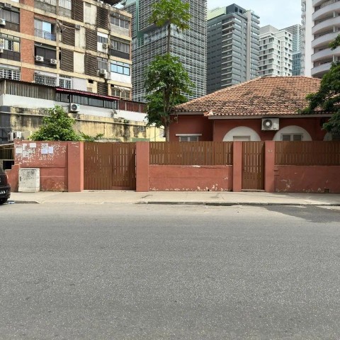 Venda Moradia de tipologia T8 com anexo, no Kinaxixi, centro da Cidade