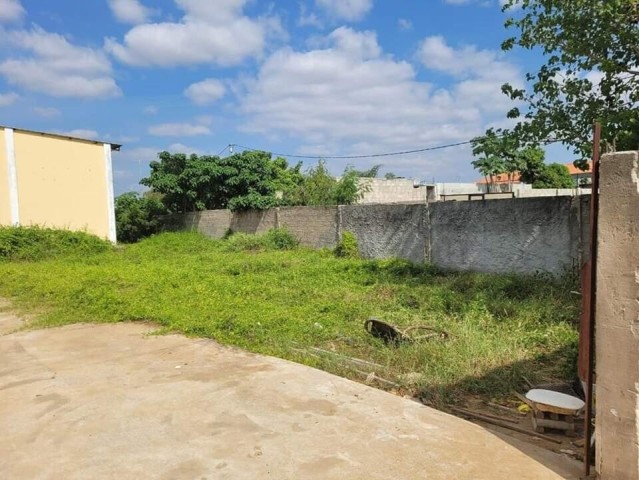 Venda TERRENO EM VIANA, POR DETRÁS DO PORTO SECO, COM UMA NAVE/ARMAZÉM