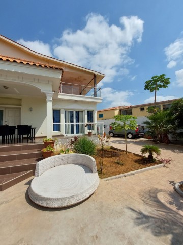 Venda Excelente Vivenda V6 com piscina e anexo, no Projecto Nova Vida / Urbanização Nova Vida