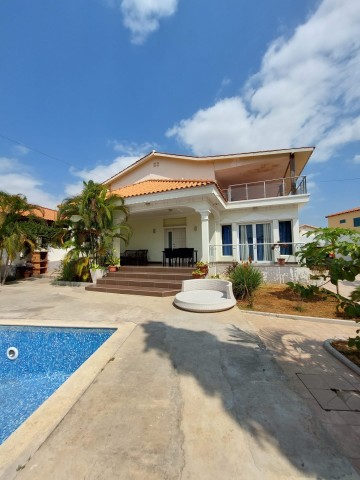 Venda Excelente Vivenda V6 com piscina e anexo, no Projecto Nova Vida / Urbanização Nova Vida