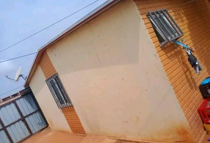 Venda Vende-se Está casa a bom preço com urgência 927230092 liga