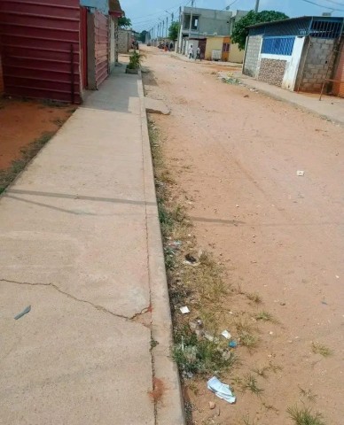 Venda Vende-se Está casa a bom preço com urgência 927230092 liga