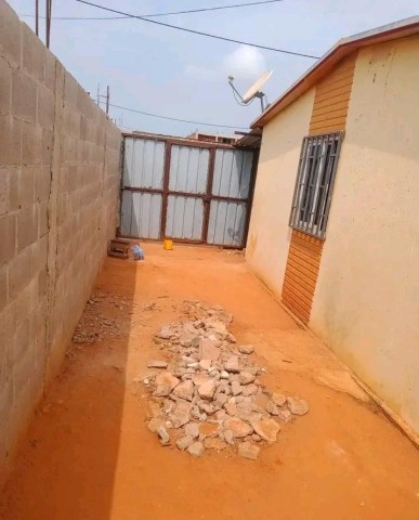 Venda Vende-se Está casa a bom preço com urgência 927230092 liga