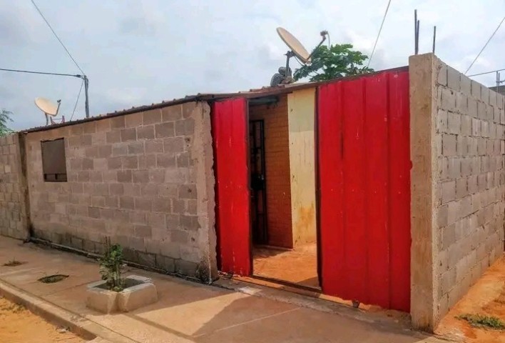 Venda Vende-se Está casa a bom preço com urgência 927230092 liga