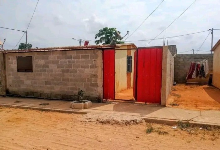 Venda Vende-se Está casa a bom preço com urgência 927230092 liga