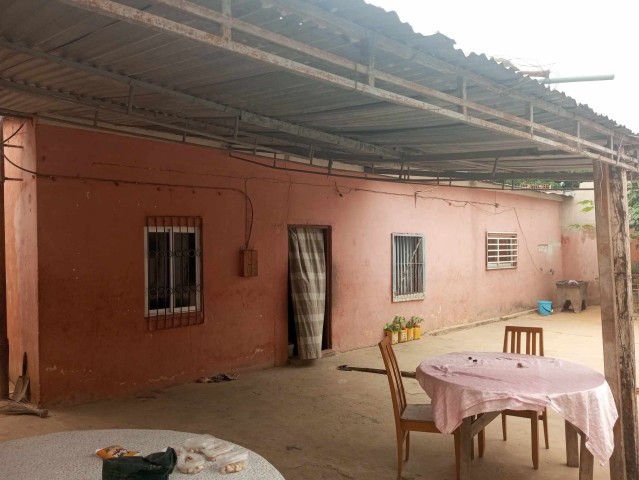 Venda Casa grande e com anexos