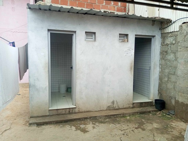 Venda Casa grande e com anexos