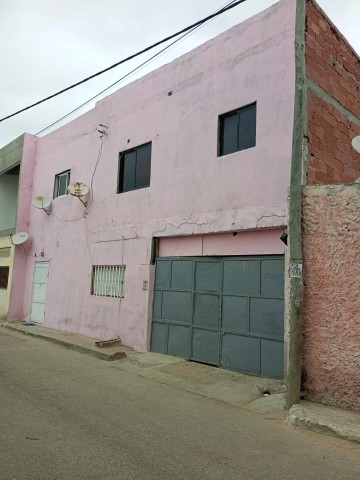 Venda Casa grande e com anexos