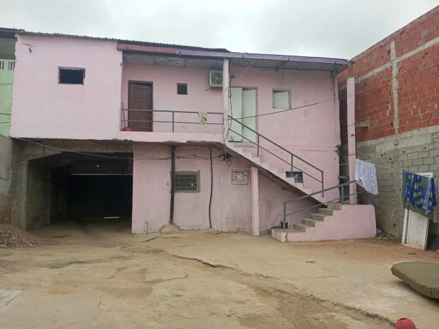 Venda Casa grande e com anexos