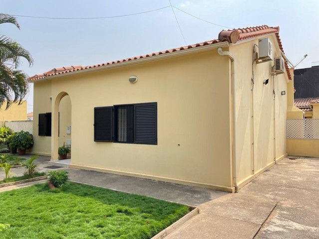 Venda MORADIA T2+2 DE ESQUINA(QUINTAL VASTO) NO PATRIOTA, PRÓXIMO À CLÍNICA HELPED