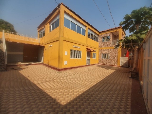 Venda Vivenda R/C 1 andar, no Camama, em localização privilegiada, rua do Camama Tropical, um minuto da estrada (a pé)