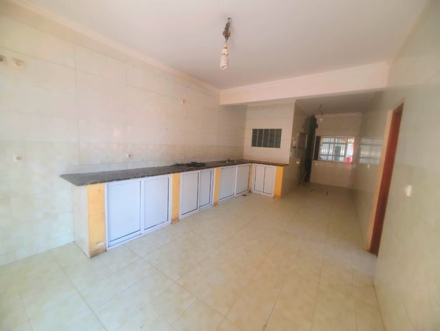 Venda Vivenda R/C 1 andar, no Camama, em localização privilegiada, rua do Camama Tropical, um minuto da estrada (a pé)