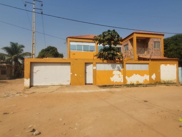 Venda Vivenda R/C 1 andar, no Camama, em localização privilegiada, rua do Camama Tropical, um minuto da estrada (a pé)
