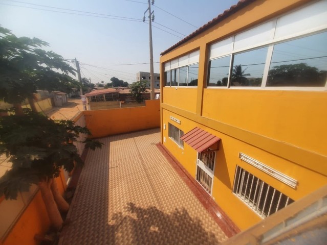Venda Vivenda R/C 1 andar, no Camama, em localização privilegiada, rua do Camama Tropical, um minuto da estrada (a pé)