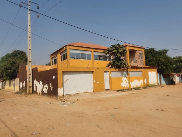 Venda Vivenda R/C 1 andar, no Camama, em localização privilegiada, rua do Camama Tropical, um minuto da estrada (a pé)