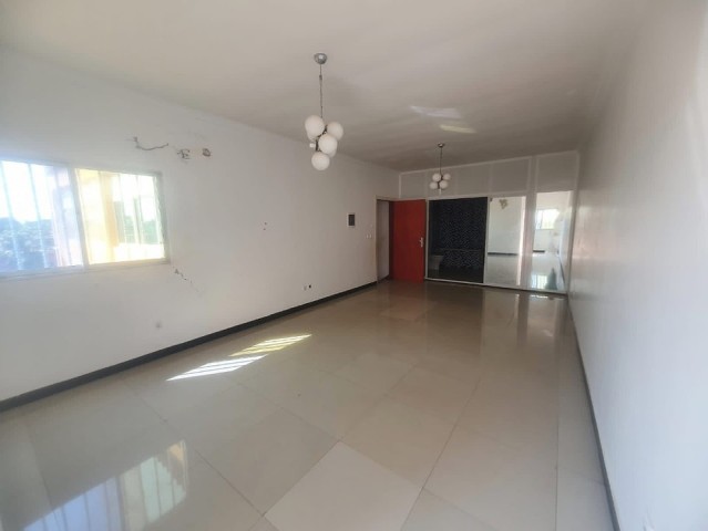 Venda Vivenda R/C 1 andar, no Camama, em localização privilegiada, rua do Camama Tropical, um minuto da estrada (a pé)