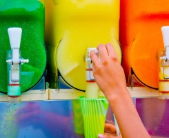 A venda Máquina de cocktails, gelados granita e sumos fresco