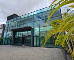 Comprar Loja/escritório com acabamentos modernos, sito no Patriota, localização premium, à beira da estrada, paralelo ao Condomínio Kuditemo.