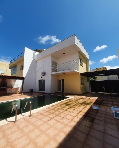 Venda Vivenda V3 com anexo e piscina, no Condomínio Real Park, Talatona. (Estrada direita do Futungo)