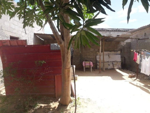 Venda Casa vedada com Luz