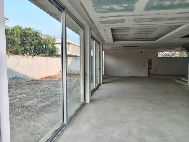 Venda Vivenda V6 inacabada, no pomposo Condomínio Sodimo, Praia do Bispo, Luanda - Angola.