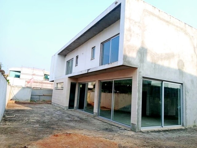 Venda Vivenda V6 inacabada, no pomposo Condomínio Sodimo, Praia do Bispo, Luanda - Angola.