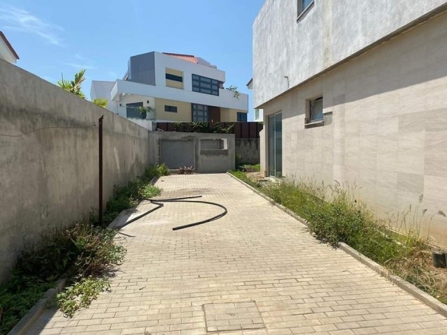 Venda Vivenda V6 inacabada, no pomposo Condomínio Sodimo, Praia do Bispo, Luanda - Angola.