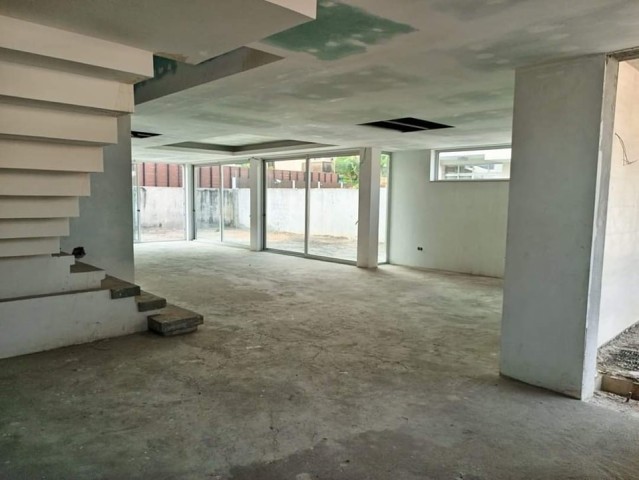 Venda Vivenda V6 inacabada, no pomposo Condomínio Sodimo, Praia do Bispo, Luanda - Angola.
