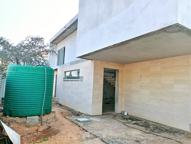 Venda Vivenda V6 inacabada, no pomposo Condomínio Sodimo, Praia do Bispo, Luanda - Angola.