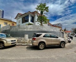 A venda Guesthouse mobiliada, nas Ingombotas, centro da cidade.
