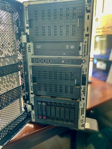 Venda HP Pro Liant ML 350p G8 | 2x HDDs SAS 300Gb | RAM 16Gb