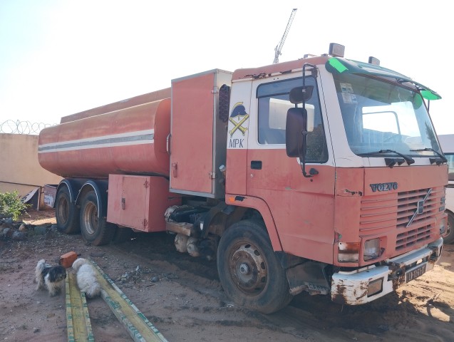 Venda Cisterna Volvo FL10 usado em funcionamento
