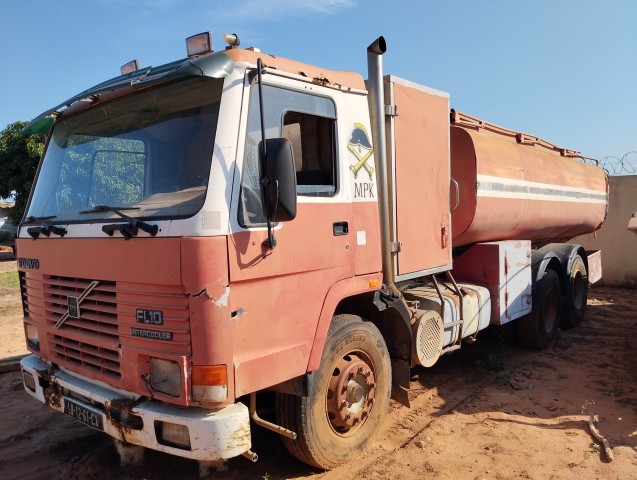 Venda Cisterna Volvo FL10 usado em funcionamento