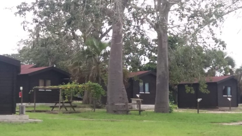 Venda Hotel de 3 hectares beira ao rio Zaire serviços