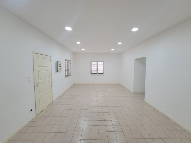 Venda Moradia V4 térrea, com anexo e piscina, no Condomínio Mulemba, Talatona