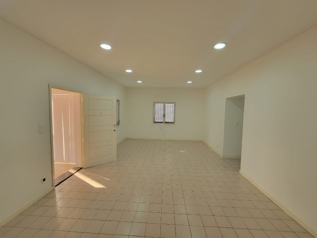 Venda Moradia V4 térrea, com anexo e piscina, no Condomínio Mulemba, Talatona