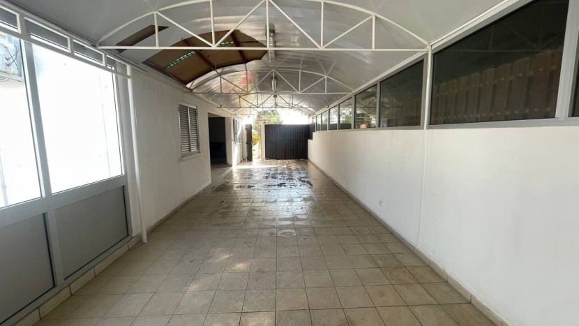 Venda Moradia V4 térrea, com anexo e piscina, no Condomínio Mulemba, Talatona