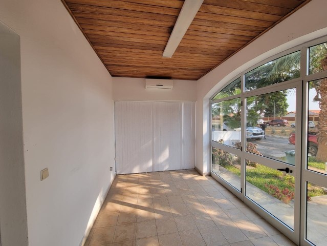 Venda Moradia V4 térrea, com anexo e piscina, no Condomínio Mulemba, Talatona