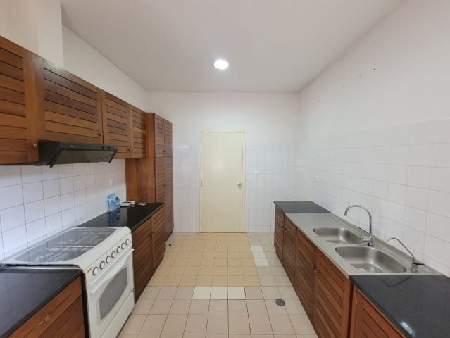 Venda Moradia V4 térrea, com anexo e piscina, no Condomínio Mulemba, Talatona