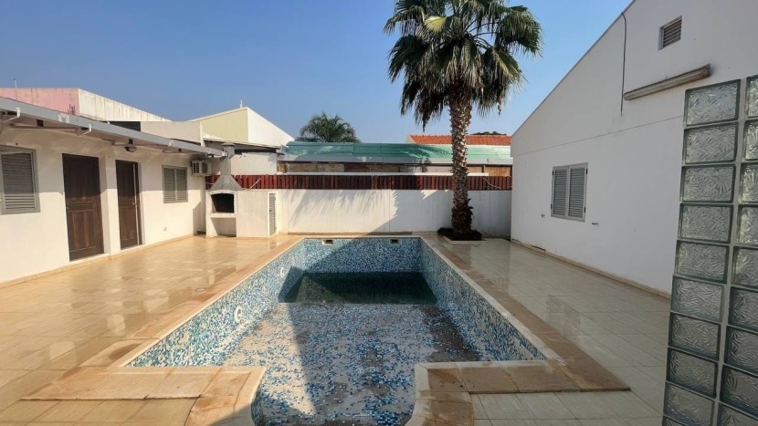 Venda Moradia V4 térrea, com anexo e piscina, no Condomínio Mulemba, Talatona