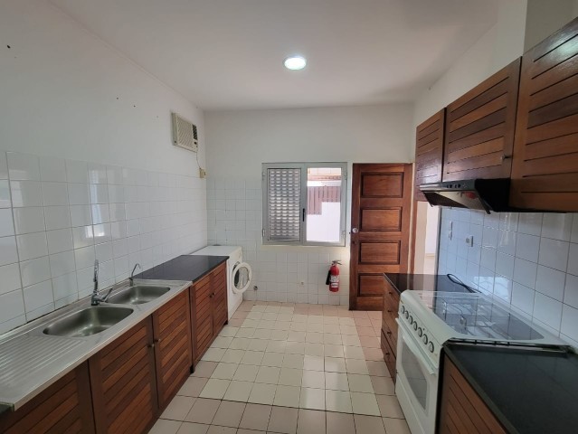Venda Moradia V4 térrea, com anexo e piscina, no Condomínio Mulemba, Talatona