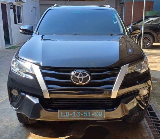 Venda Toyota Furtuner impecável volante à direita