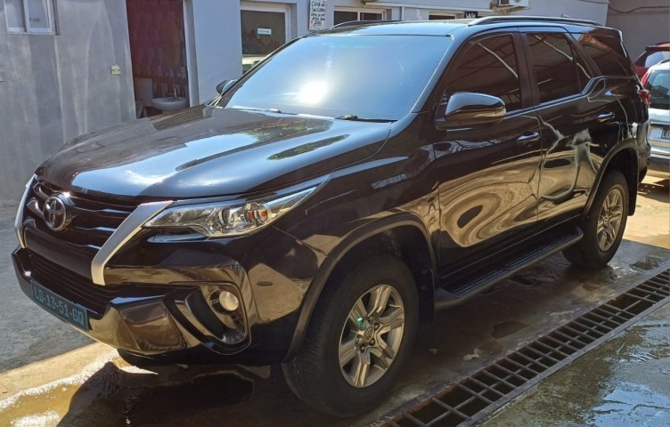 Venda Toyota Furtuner impecável volante à direita