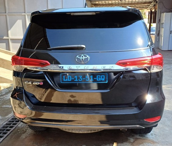 Venda Toyota Furtuner impecável volante à direita