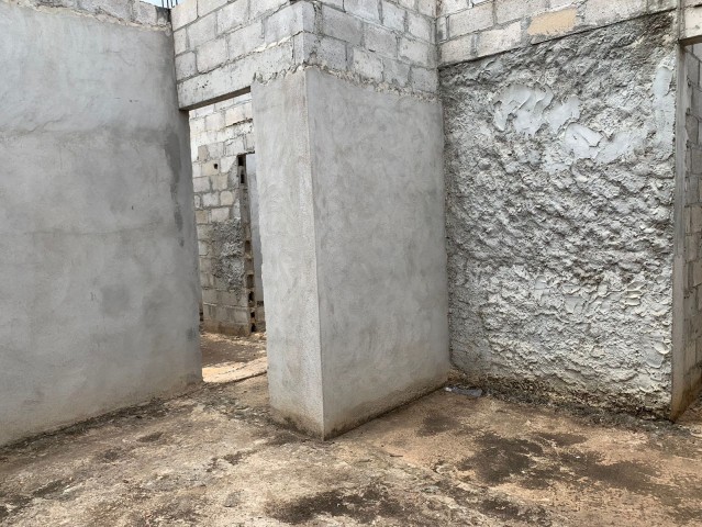 Venda Terreno a venda com casa inacabada