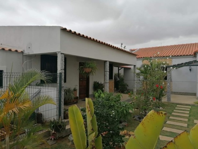 Venda Vivenda inacabada V4