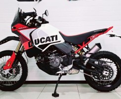 A venda Ducati Desert X. 1000cc