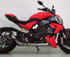 A venda DUCATI DIAVEL V4
