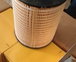 A venda Filtros de gasóleo e óleo de máquina Caterpillar Cat novos.